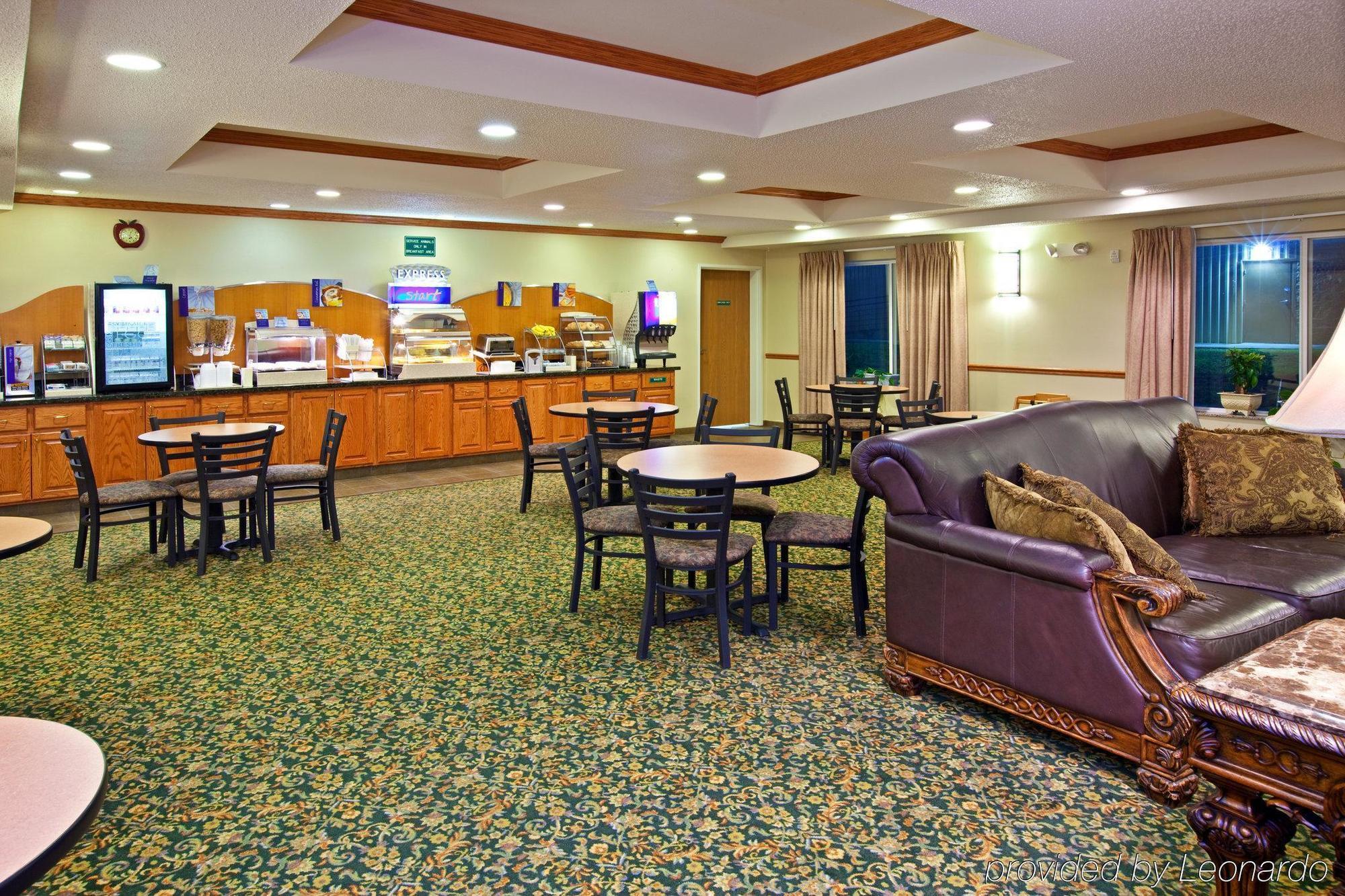 Holiday Inn Express & Suites Logan, An Ihg Hotel מראה חיצוני תמונה